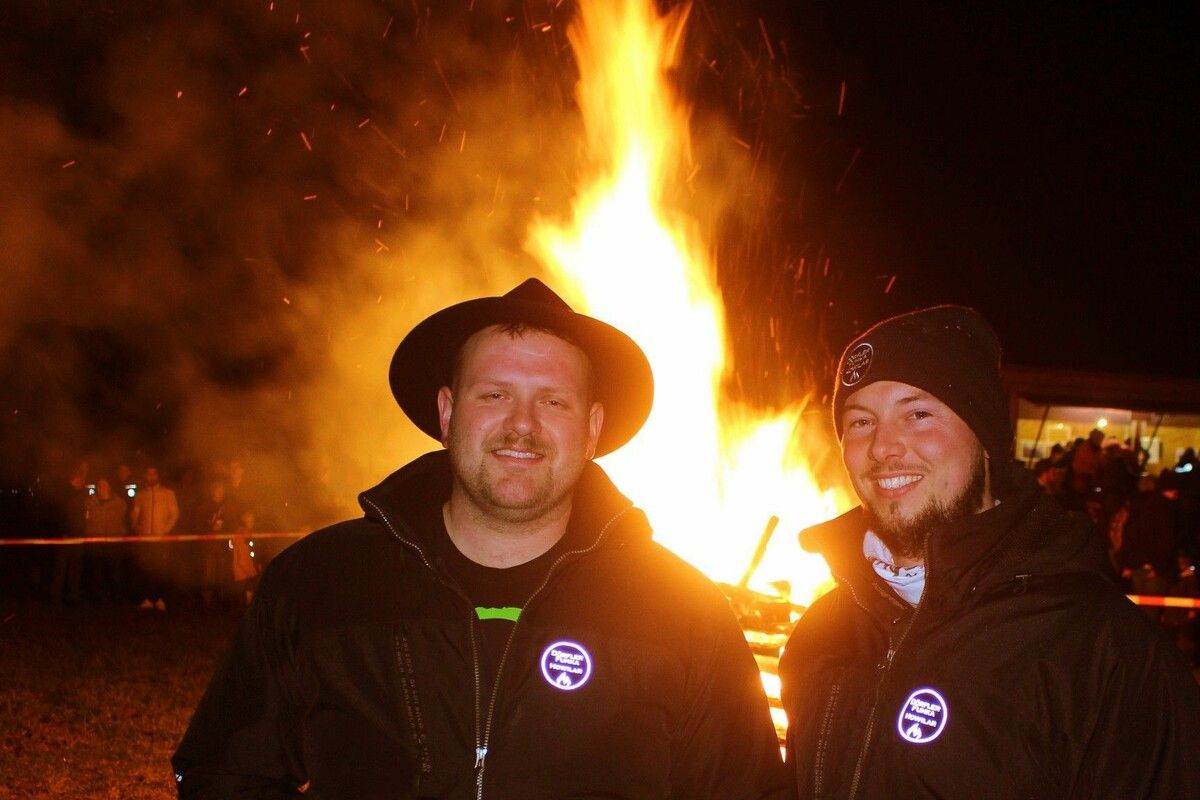 Die Funkenmeister Johannes Greissing und Clemens Rottmaier hatten gut lachen – ihr Funken brannte wie im Bilderbuch ab. ⇒Peter Strauss