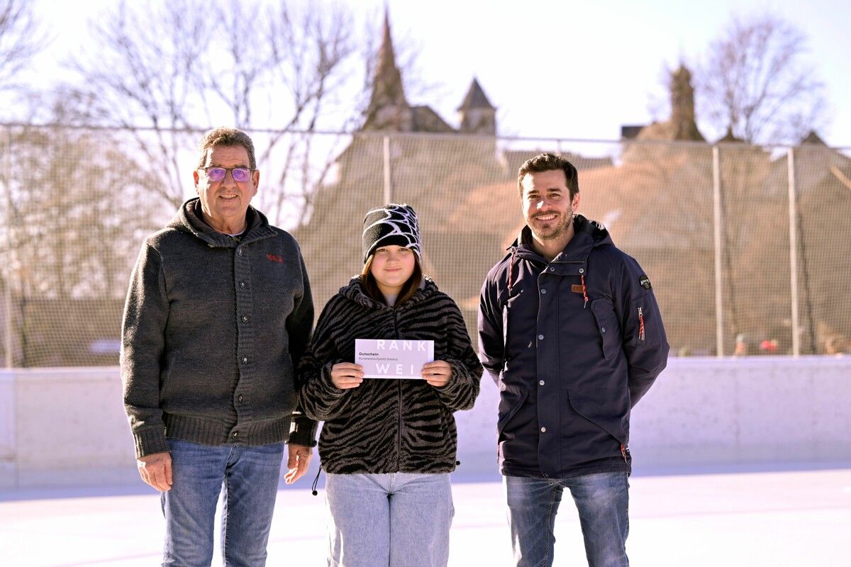 Die glückliche Gewinnerin Alina Thurner mit Gemeinderat Helmut Jenny und Andreas Wally von der Marktgemeinde Rankweil.⇒Marktgemeinde Rankweil / Bernd Oswald