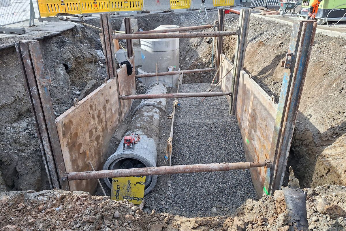 Die Großkanalrohre und Schächte stehen für die kommenden Bauetappen bereit.