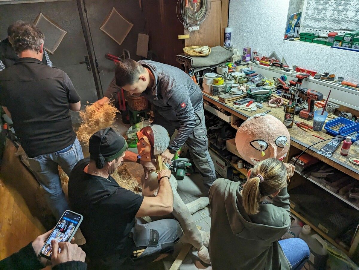 Die Hexe wird jedes Jahr in liebevoller Handarbeit gefertigt.⇒