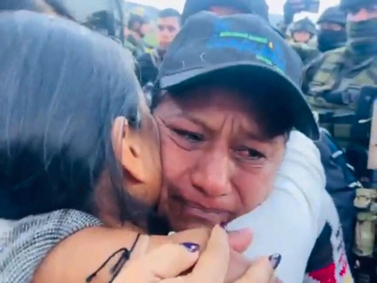 Die kolumbianische Senatorin Aida Quilcue umarmt Menschen, nachdem sie aus der Geiselhaft befreit wurde. Die 53-jährige Quilcue war zuvor in ihrem Heimatort Cauca, das von Konflikten heimgesucht ist, entführt worden.