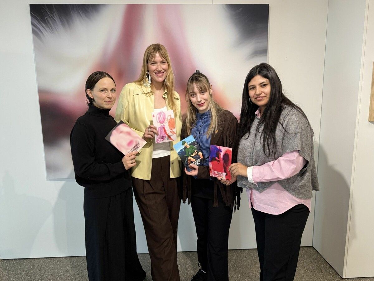 Die Künstlerinnen Christiane Peschek, Charlotte Klobassa, Melanie Thöni und Carolina Rivera Arboleda bei der Ausstellungseröffnung in den Lechwelten.⇒SIE