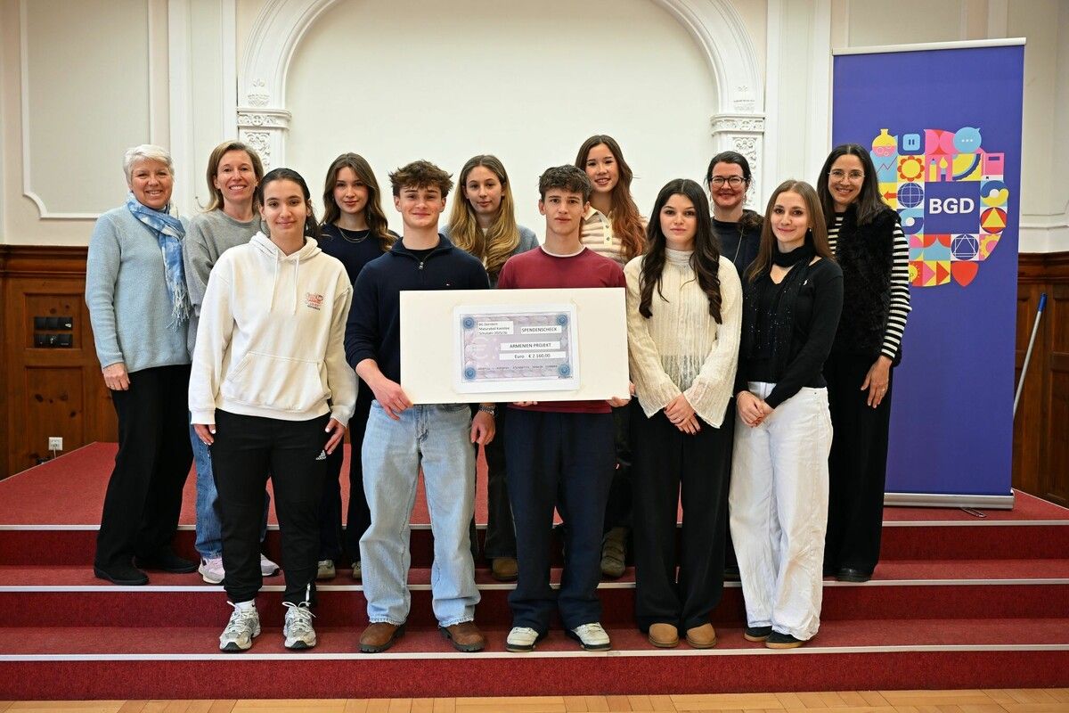 Die Maturanten unterstützen mit ihrer Spende die Schulpartnerschaft mit Armenien.⇒lcf (3)