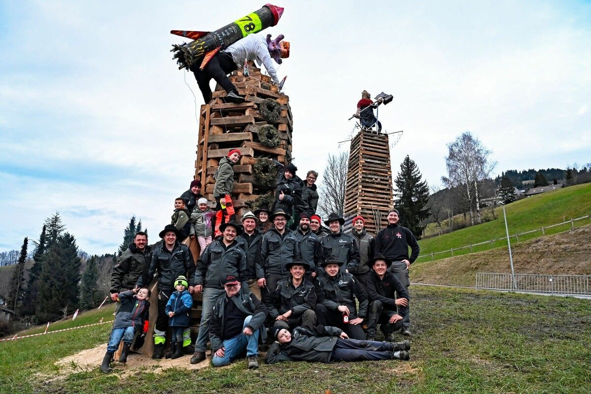 Die Mitglieder der Funkenzunft Oberdorf vor ihrem Raketen-Funken in der Sandkurve – bereit für den Start in den Frühling.⇒LCF