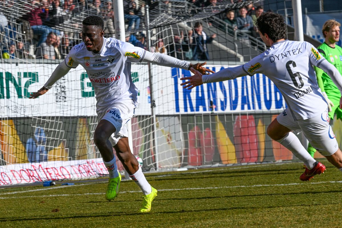 Die Protagonisten des Eckball-Tricks, Torschütze Mohamed Ouédraogo (links) und Vorlagengeber Vesel Demaku feiern ihre gelungene Finte.⇒gepa/2