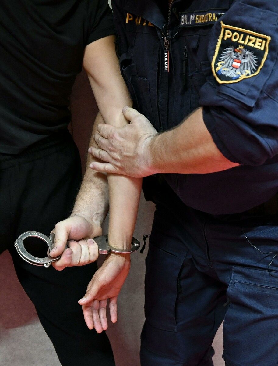 Die Schwester, der Bruder und der Schwager der Frau wurden festgenommen.⇒Symbolbild Apa