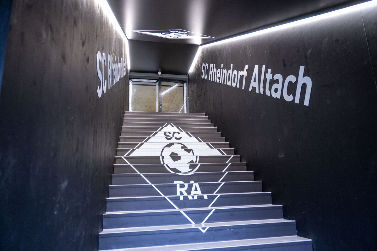 Diese Treppe führt zukünftig, ab den Play-offs, für die Spieler im Stadion Schnabelholz auf das Spielfeld. ⇒Rhomberg