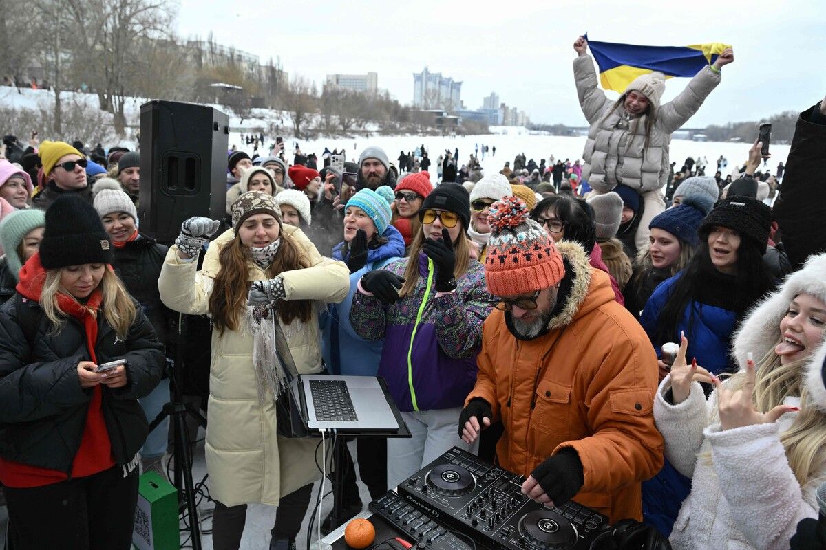 DJ Mr. DiVibe tritt bei einer Open-Air-Party am Ufer des Dnipro in Kiew auf, um die Stimmung während der massiven Stromausfälle aufzuhellen.