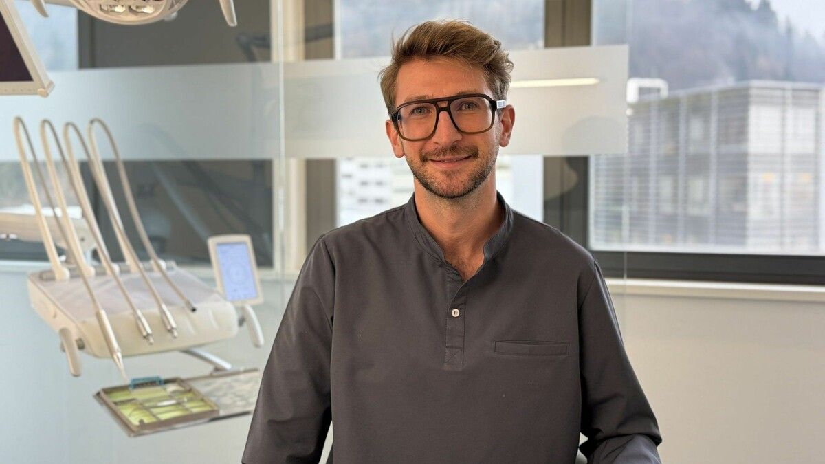 Dr. Tarik Crnkic (32) aus Bregenz ist Zahnarzt und beobachtet in seiner Praxis regelmäßig die Folgen von Nikotinbeuteln. ⇒VOL.AT/SKÖ