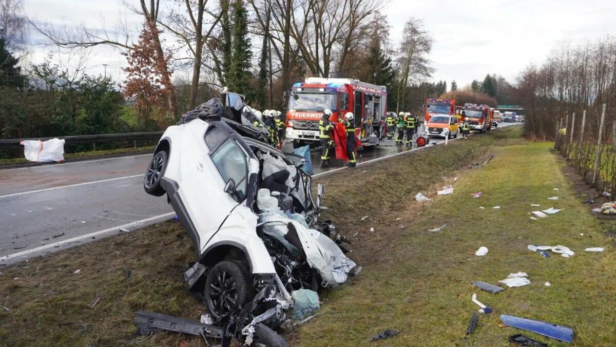 Ein aus Lindau kommender Pkw war auf die Gegenfahrbahn geraten und gegen einen Lkw geprallt.⇒reinert/swd-medien