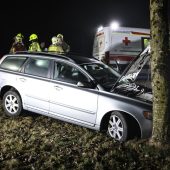Auto kracht frontal ­gegen Baum
