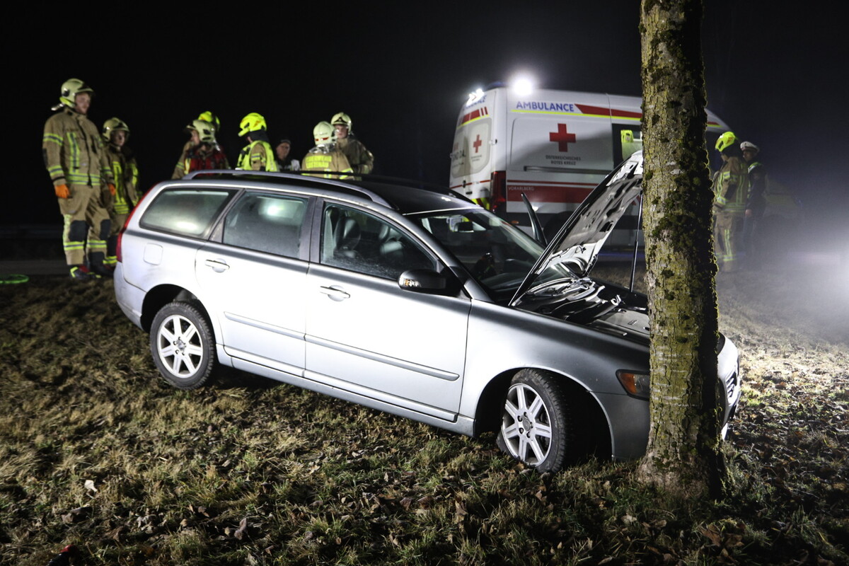 Ein Autofahrer aus der Schweiz prallte in der Nacht auf Sonntag auf der L204 frontal gegen einen Baum. ⇒VOL.AT/Vlach
