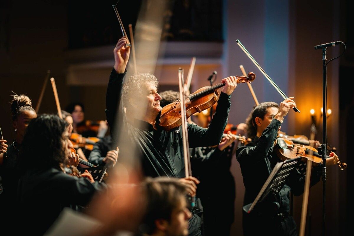 Ein Eröffnungskonzert zwischen Mozart, Makeba und einer neuen Idee von musikalischer Zugehörigkeit.⇒ Aron Polcsik