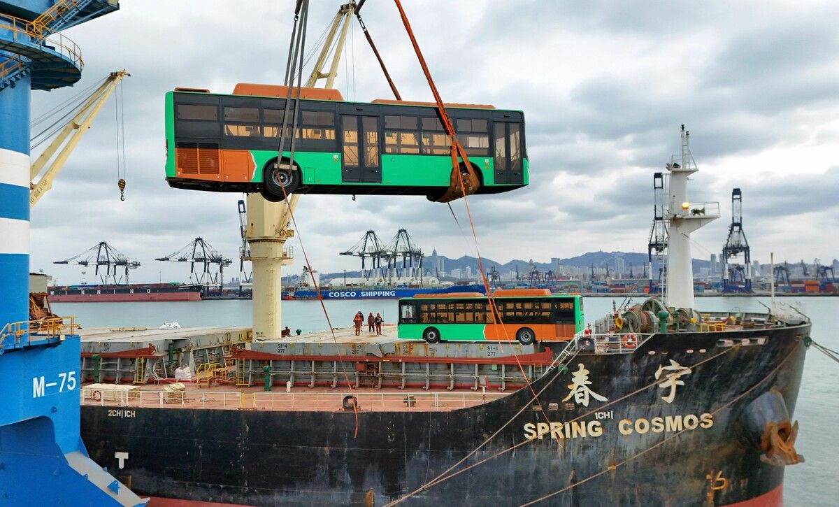 Ein Frachter wird im Hafen von Yantai in der chinesischen Provinz Shandong mit erdgasbetriebenen Bussen für den Export nach Mexiko beladen. AFP (5)