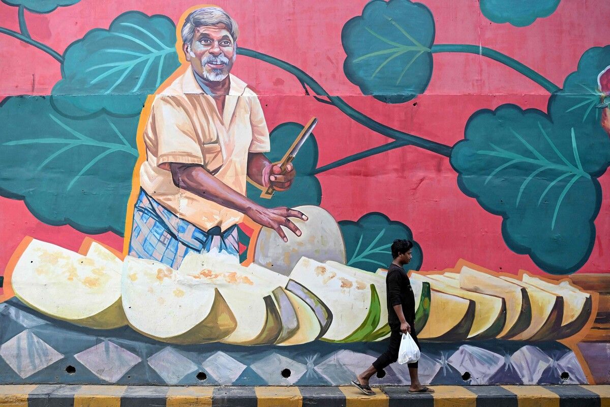 Ein Fußgänger geht an einem riesigen Wandgemälde entlang einer Straße in Chennai, Indien, vorbei. AFP (5)