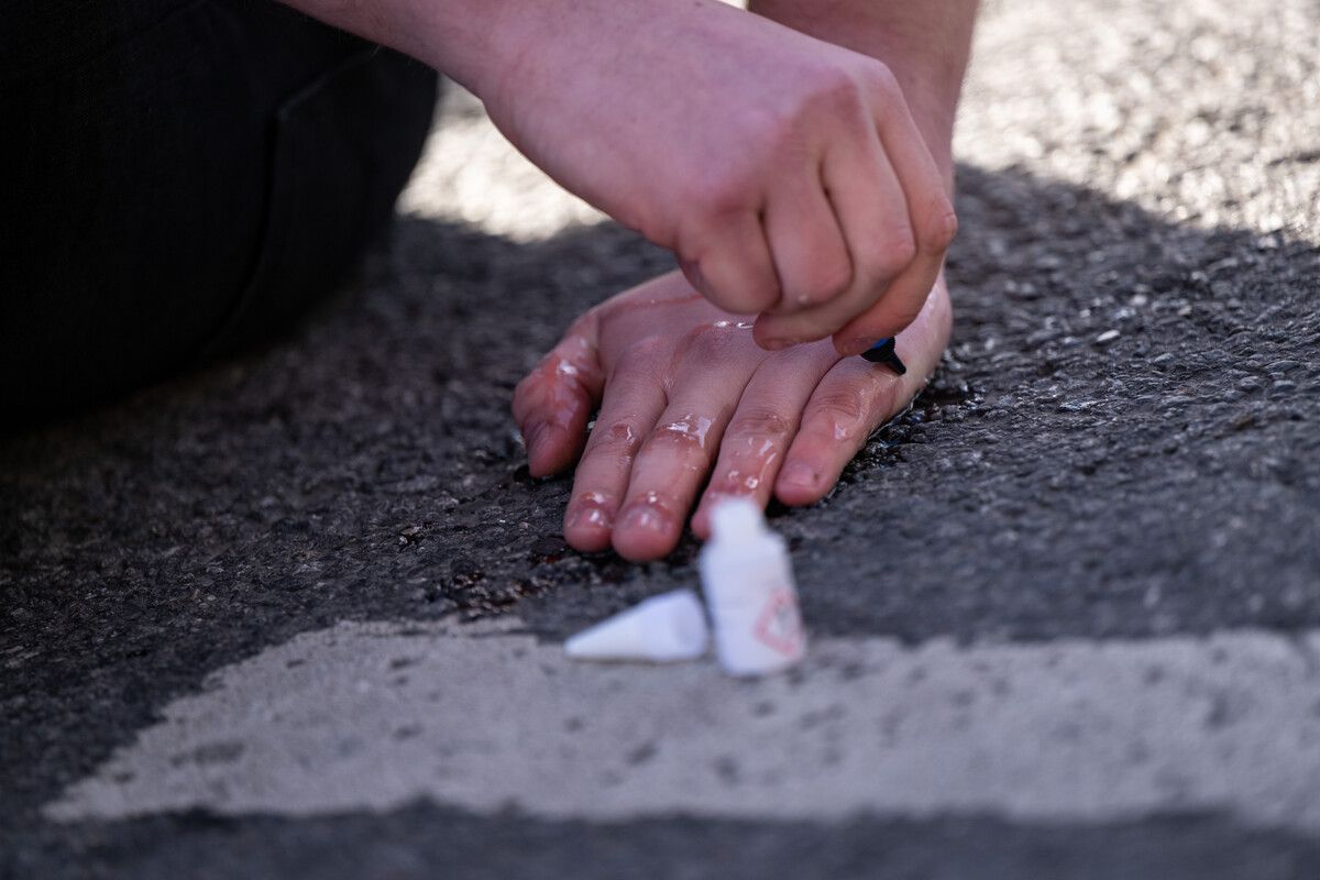 Ein Klimaaktivist klebte bei einer Protestaktion seine Hand auf die Fahrbahn.⇒dpa/apa