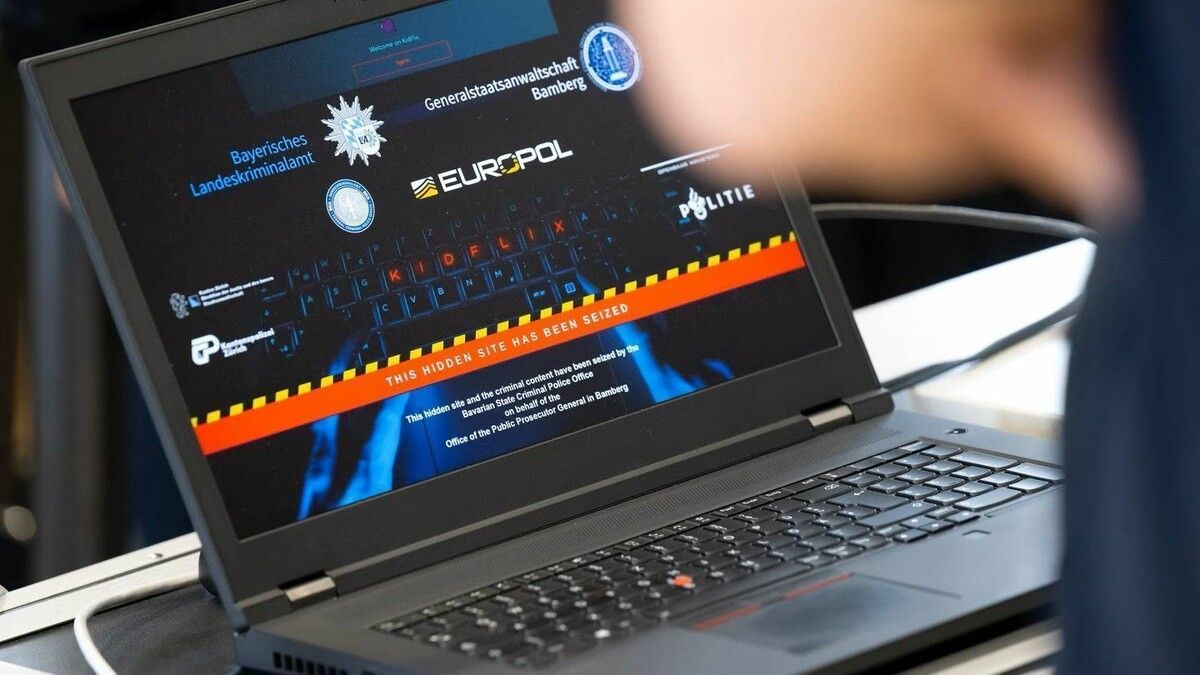 Ein Laptop unter anderem mit den Logos der ermittelnden Behörden, die zum Abschalten der Darknet-Plattform „Kidflix“ beigetragen haben.⇒ DPA