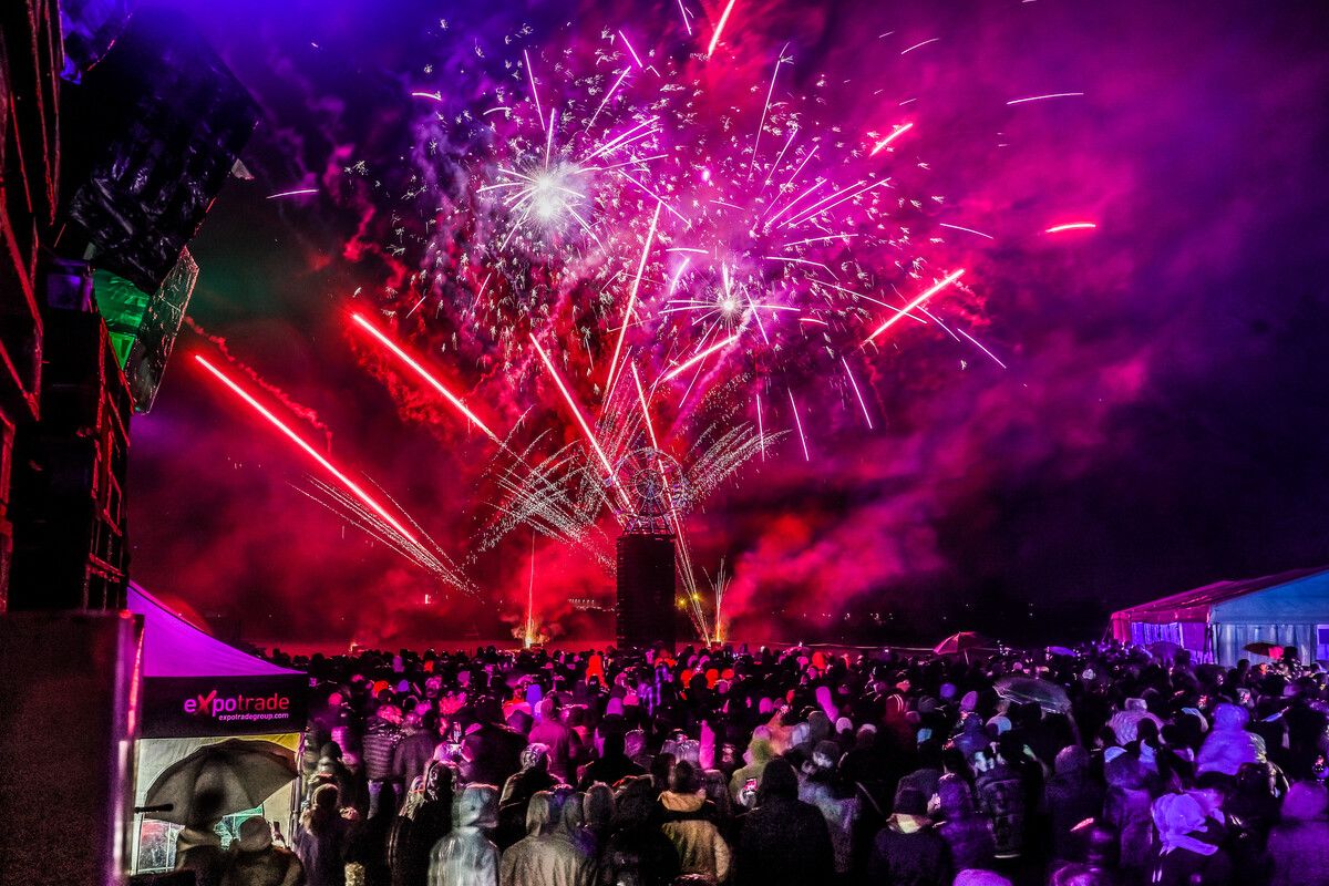 Ein neuneinhalbminütiges Klangfeuerwerk tauchte den Himmel in Schwarzach in ein farbenprächtiges Lichtermeer.⇒VN/STeurer