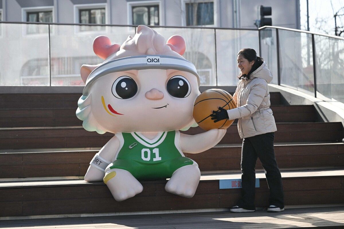 Ein riesiges Basketball-Maskottchen in Peking. 