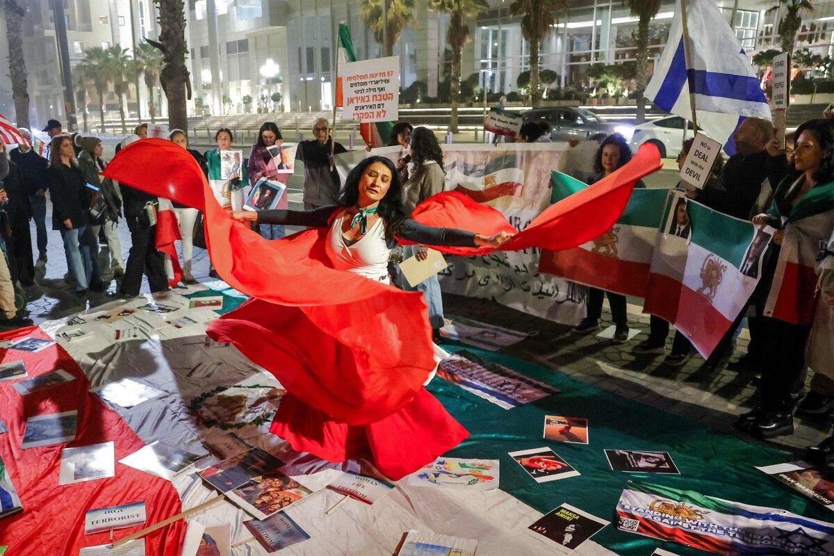 Eine Demonstrantin tanzt während einer Solidaritätskundgebung für die iranische Protestbewegung vor der Außenstelle der US-Botschaft in Tel Aviv. AFP (5)