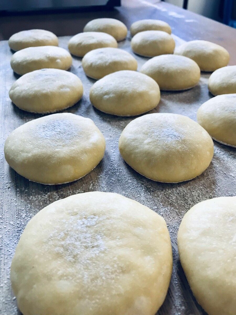 Eine Legende besagt, der Krapfen gehe auf die Wiener Zuckerbäckerin Cäcilia Krapf zurück. Sie soll im 17. Jahrhundert im Ehestreit ein Stück Germteig nach ihrem Mann geworfen haben.⇒ A. Frick