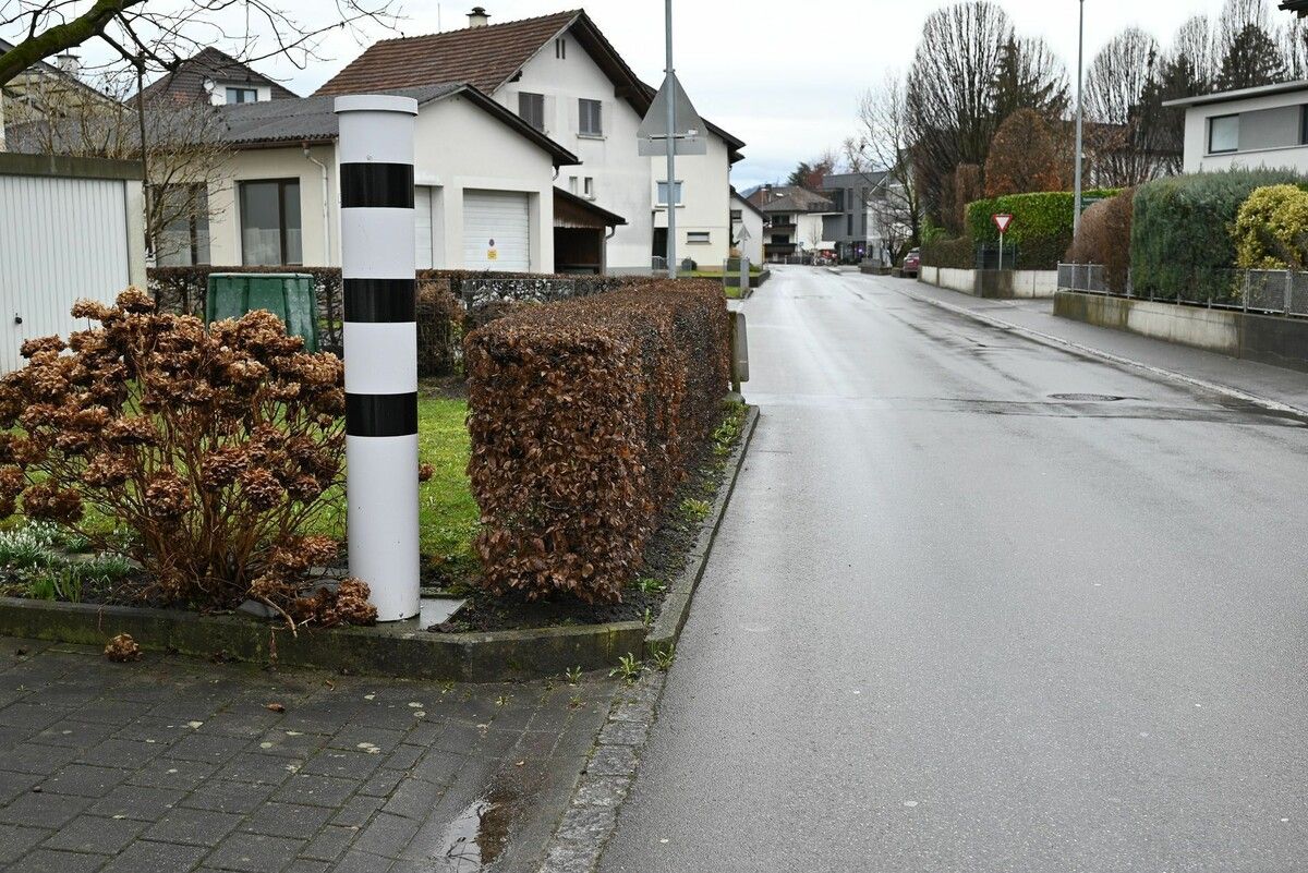 Eine Radar-Attrappe im Garten von Kurt Hagen sorgte nur kurze Zeit für langsamere Autos.⇒Bernadette von Sontagh (3)