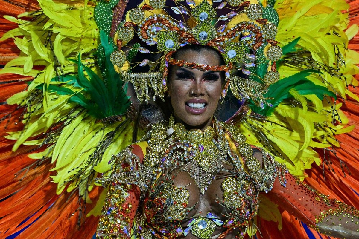 Eine Tänzerin tritt zur Eröffnung des Karnevals im Sambadrom in Rio de Janeiro auf.