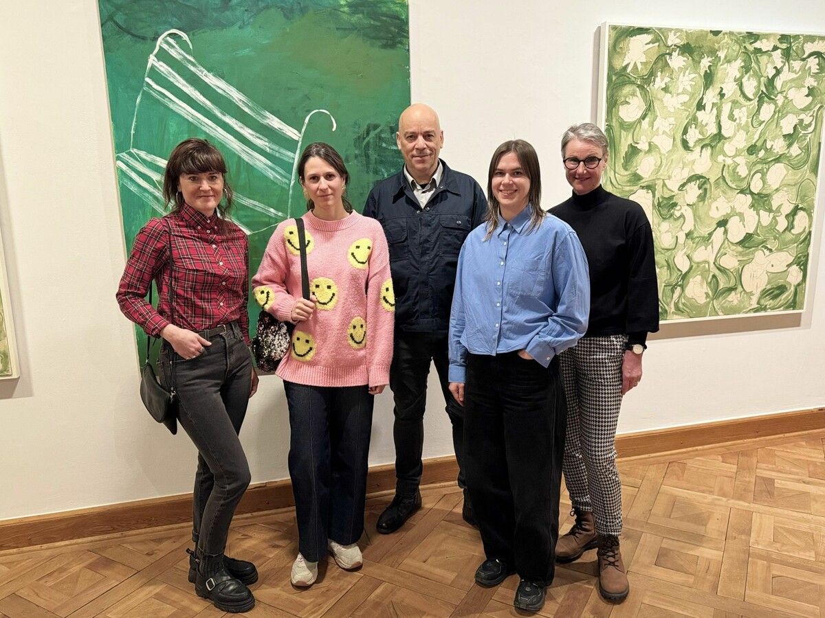 Einige ausstellende Künstler, darunter Katharina Fitz, Michaela Kessler, Hubert Dobler, Klara Vith und Sabine Morgenstern, bei der Ausstellungseröffnung.⇒SIE