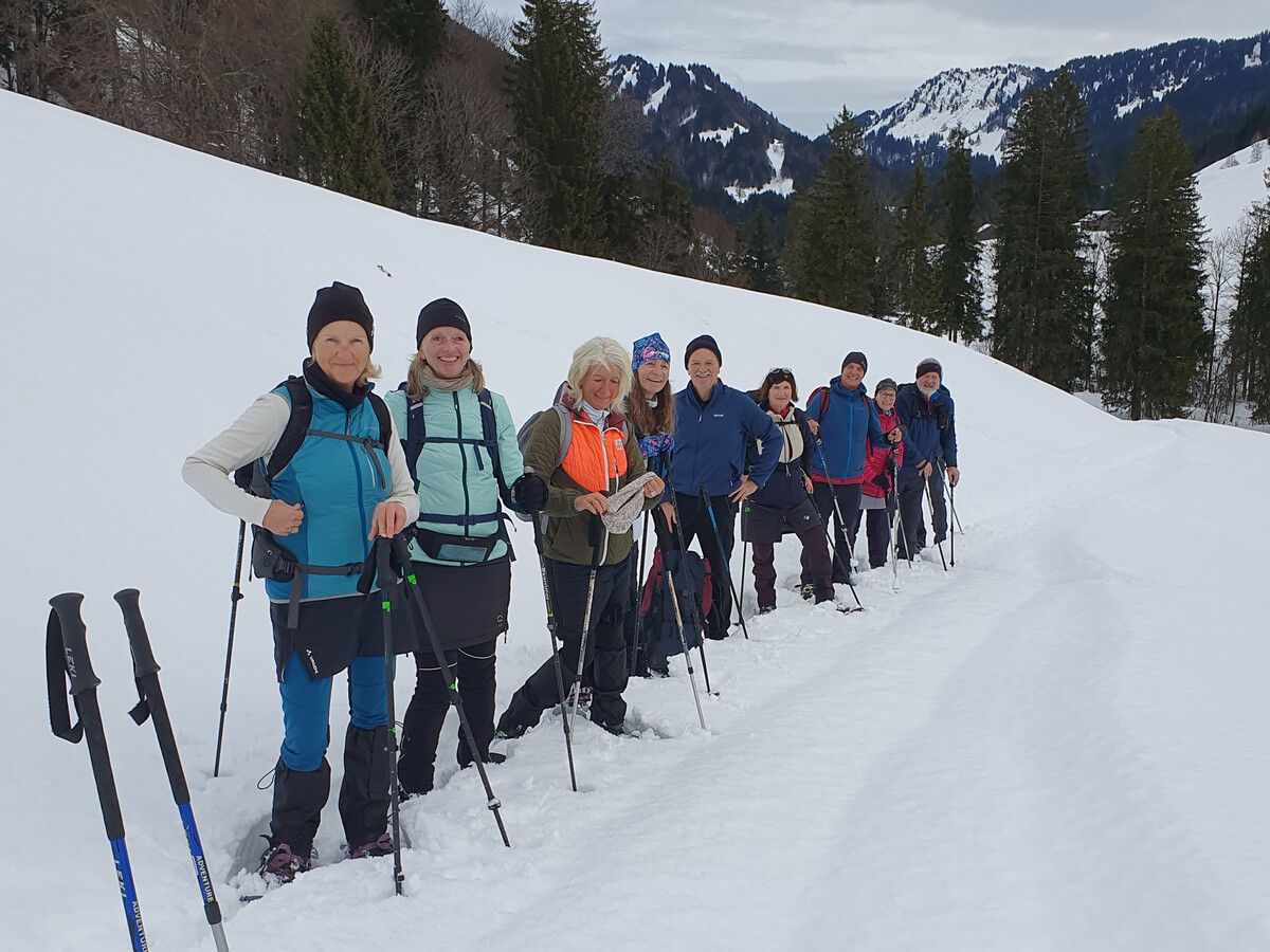 Elf Wanderfreunde genießen eine traumhafte Wintertour durch das verschneite Lecknertal bei mildem Wetter. ⇒Vorarlberg 50Plus Höchst