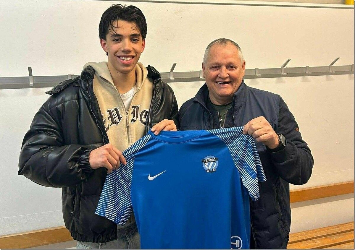 Elia Reiner (l.) mit Hard Sportchef Christian Tschofen will sich gut präsentieren.⇒VN/TK