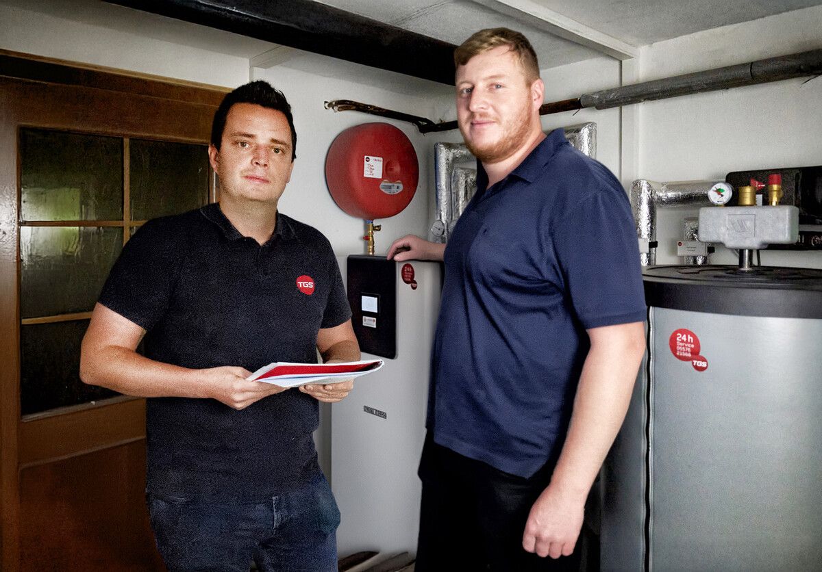 Elias Eberle (rechts) hat es dank Wärmepumpe jetzt fein. Im Bild mit Stefan Wachter von TGS.⇒TGS-Eberle-Wärmepumpe
