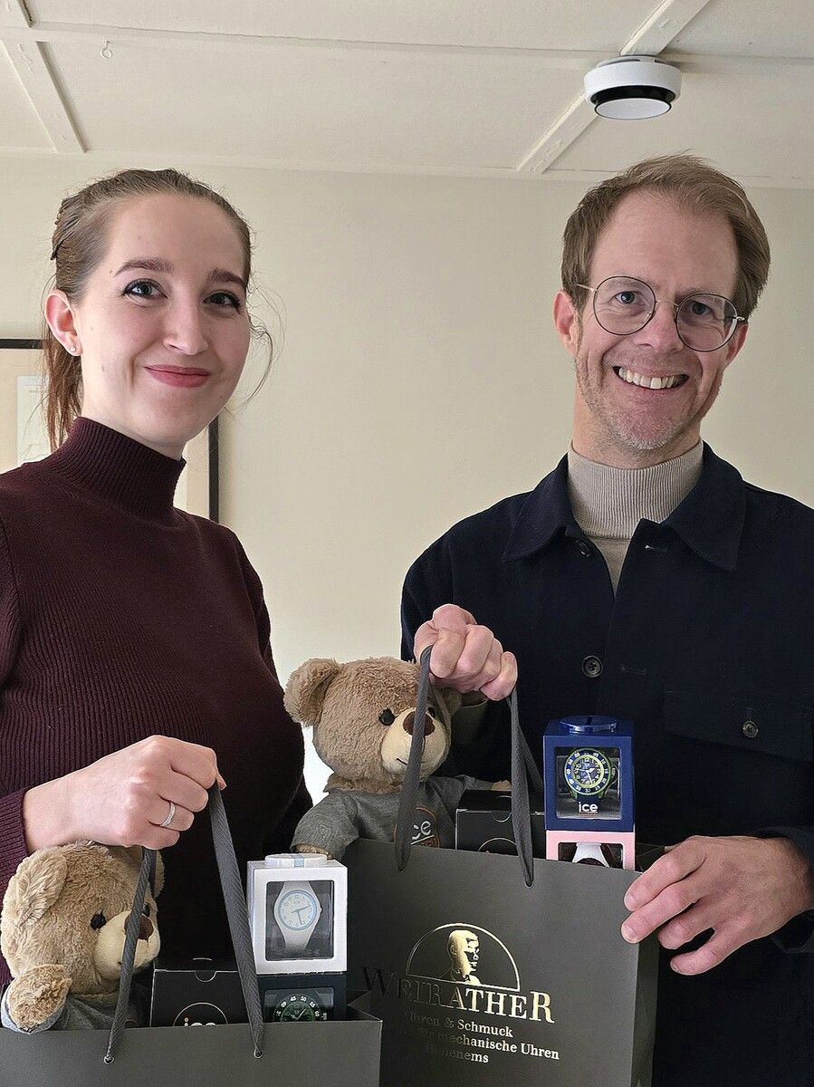 Emily Weirather konnte 20 Uhren als Geschenke an Kinderdorf-Geschäftsführer Simon Burtscher-Mathis übergeben.⇒Weirather