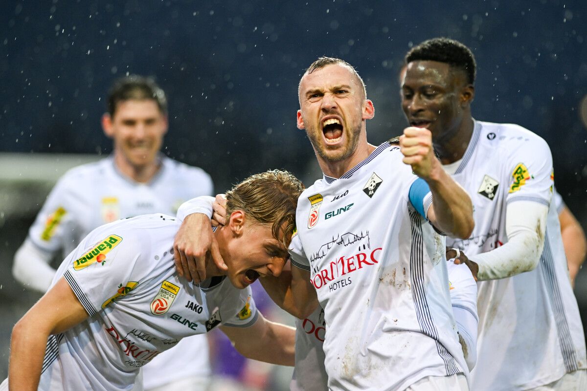 Emotionen pur nach dem Führungstreffer durch Filip Milojevic. Nach dessen ersten Bundesligator wird der 21-Jährige von Kapitän Lukas Jäger gefeiert.⇒gepa