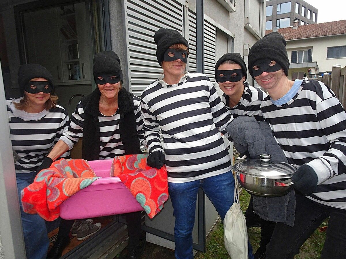 Es ist vollbracht – die Hatler Bratenknacker-Bande hat den Braten von Marita Aberer gestohlen. ⇒Carmen Thurnher