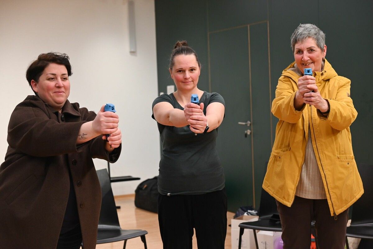 Eva Kathrein (Mitte) zeigte den Frauen, wie der Pfefferspray richtig angewendet wird.⇒Bernadette von Sontagh