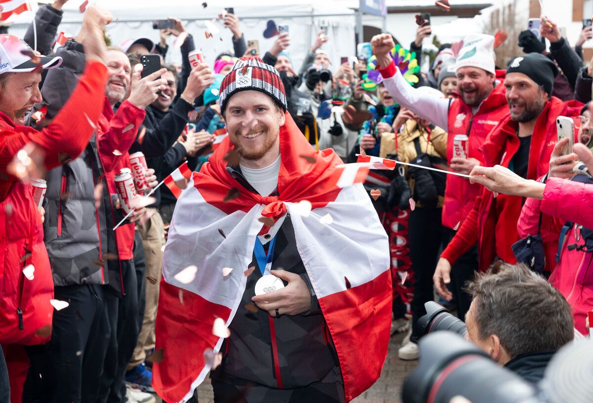 Fabio Gstrein feiert mit rot-weiß-roter Fahne seine Silberne . . .