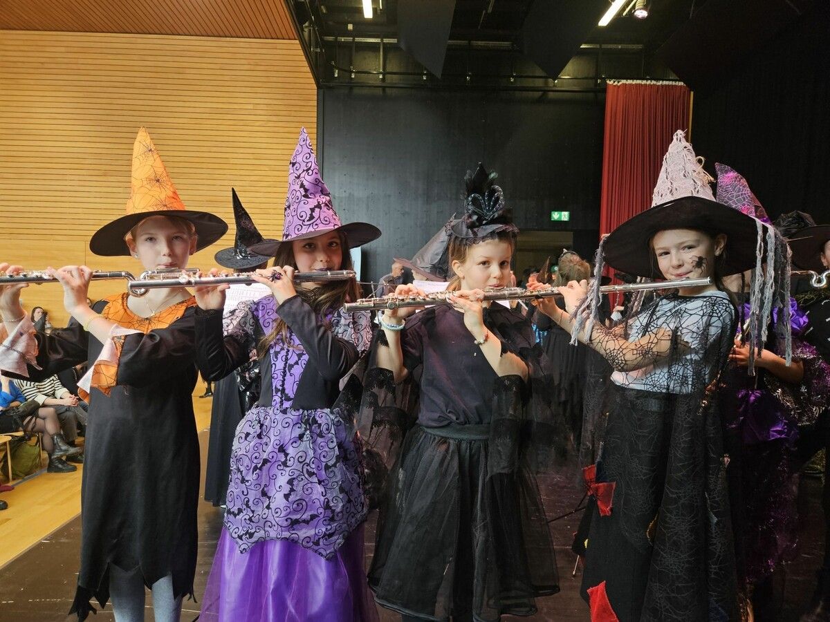 Fantasievoll gekleidete Hexen bezauberten mit ihrem Flötenspiel.⇒me (4)