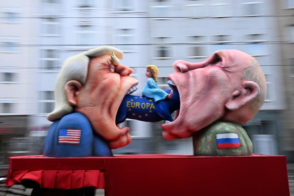 Faschingswagen des deutschen Karnevalswagenbauers Jacques Tilly mit US-Präsident Donald Trump und dem russischen Präsidenten Wladimir Putin. AFP (5)