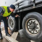 Lockere Radmuttern, gerissene Bremsscheibe: Lkw bei Kontrollen gestoppt. »A6