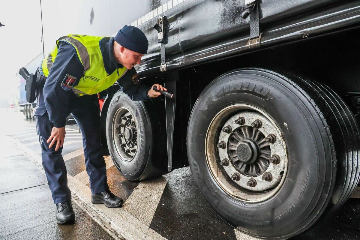 Lockere Radmuttern, gerissene Bremsscheibe: Lkw bei Kontrollen gestoppt. »A6