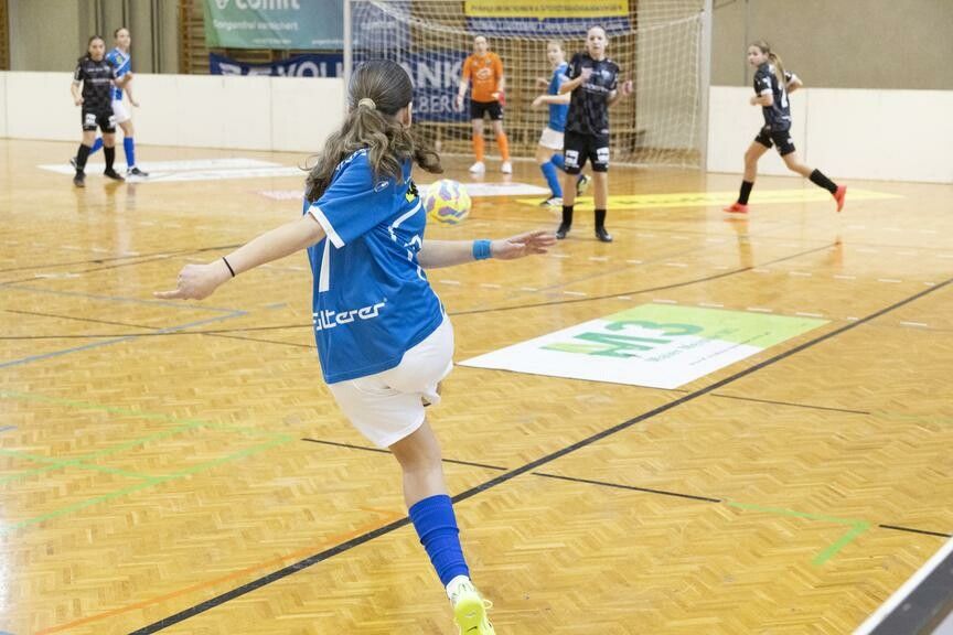 „Ma hilft“ unterstützt Mädchen-Fußball mit Herz. »A5