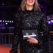 Kleid aus VHS-Kassetten