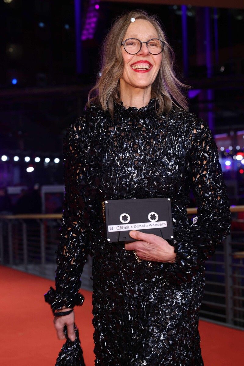 Kleid aus VHS-Kassetten