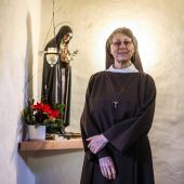 Offene Türen hinter Klostermauern
