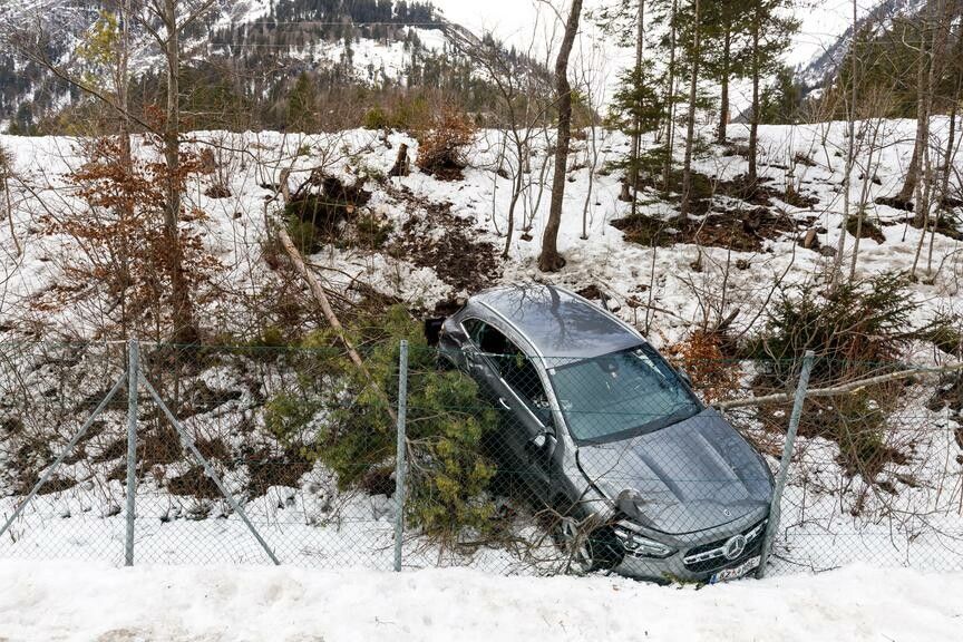 Pkw prallte gegen Baum und Zaun