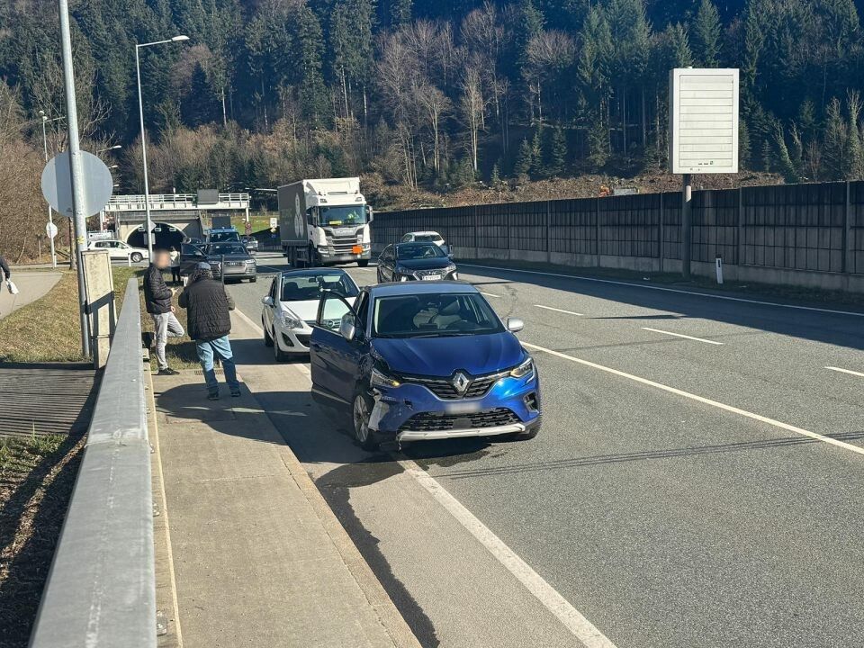 Drei Autos in Unfall verwickelt