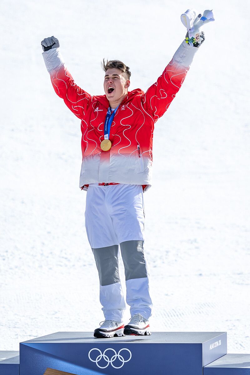 Franjo von Allmen, im Skizirkus bekannt für seine immerwährende gute Laune, hatte nach seinem Triumph bei der Abfahrt und dem Gewinn der Goldmedaille noch besser lachen.⇒apa