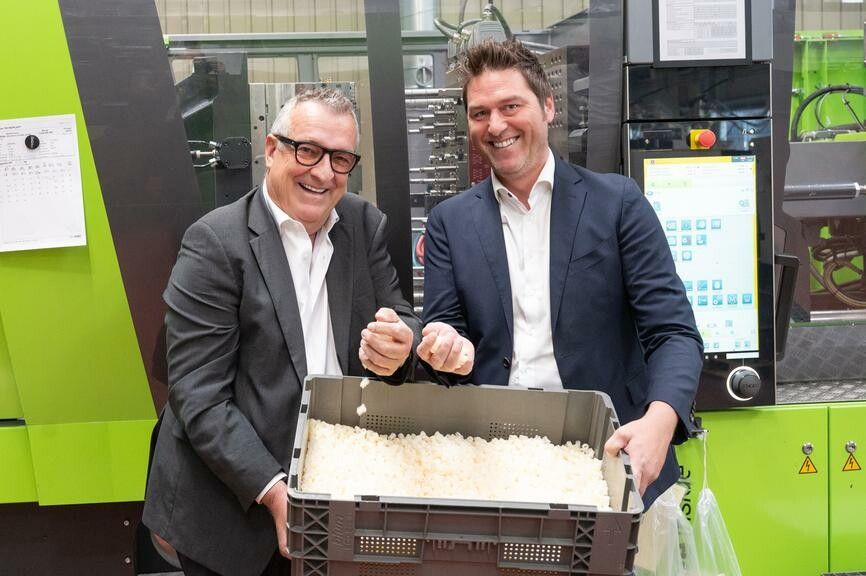 Frank Böhler (li.) übergibt die Staffel an Daniel Zerlauth – über ein Jahrzehnt dauerte der Übergabeprozess bei Tecnoplast, der mit Jahresbeginn finalisiert wurde. ⇒VN/Serra