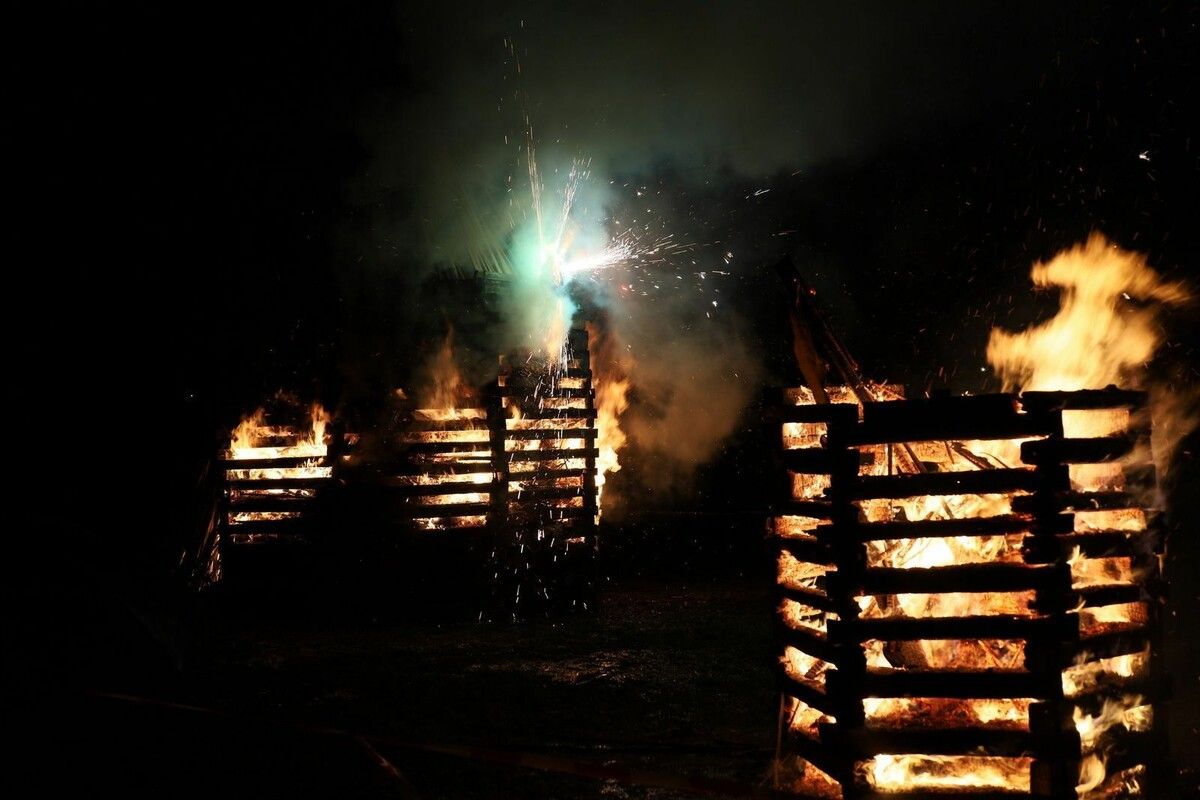 Funken der Faschings- und Funkenzunft Ruggburg bei Regen.