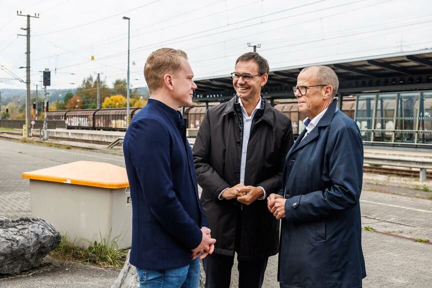 Gemeindeverbandspräsident Walter Gohm (rechts) mit der Regierungsspitze ­Markus Wallner (Mitte) und Christof Bitschi. ⇒VLK